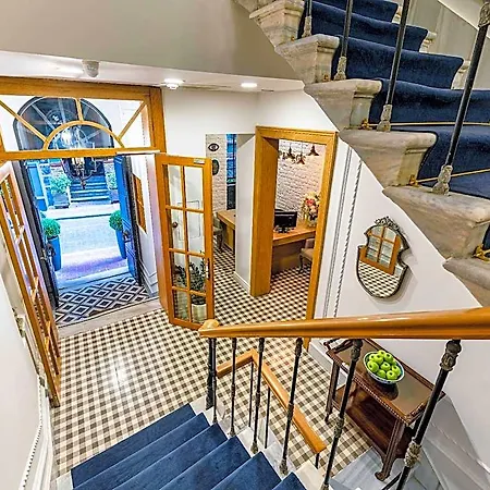 Petros Hotel 3*